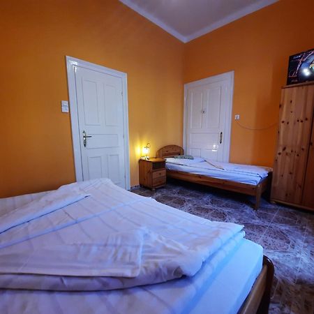 Gloria Apartman Gyula Exteriör bild