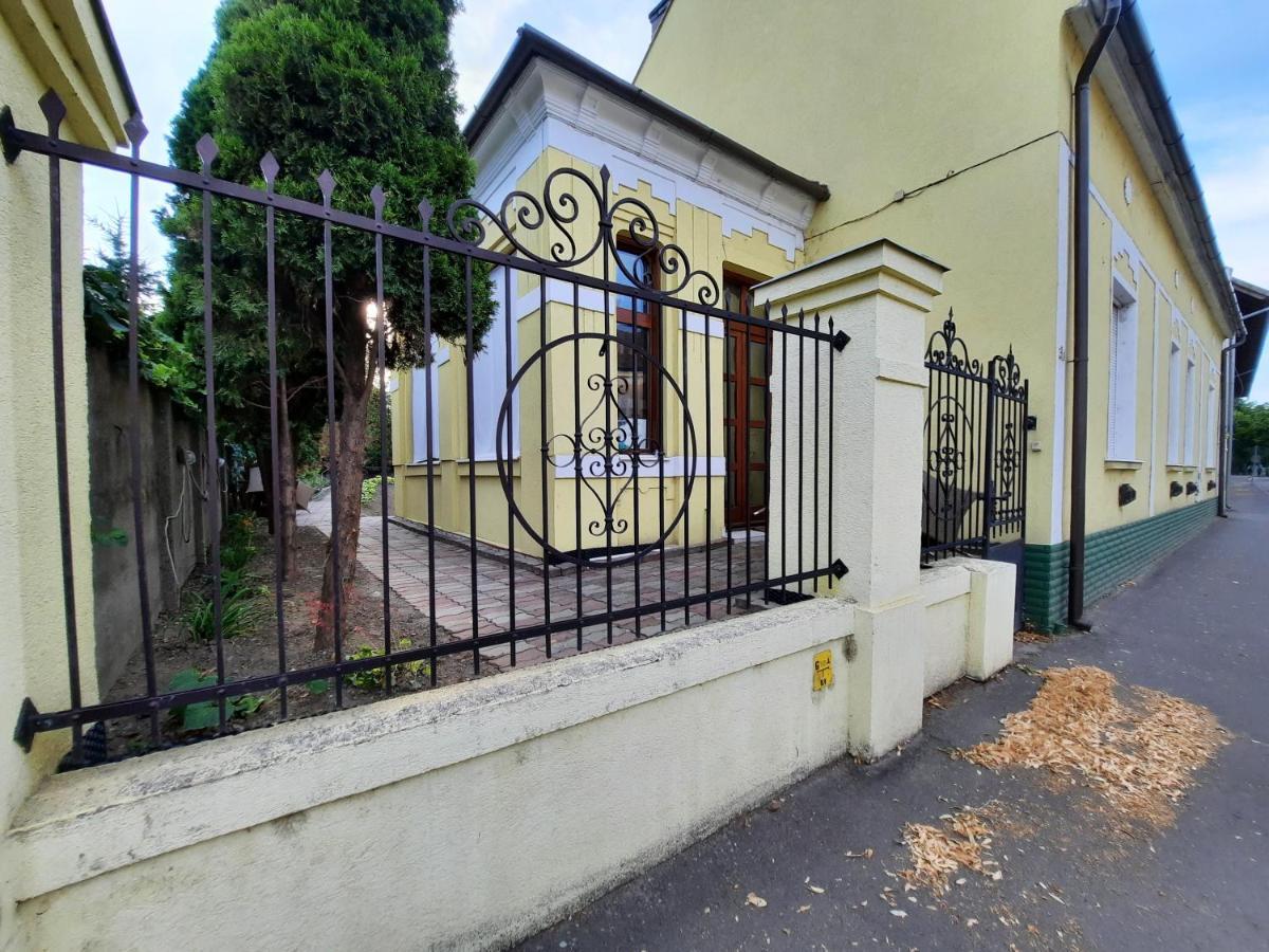 Gloria Apartman Gyula Exteriör bild