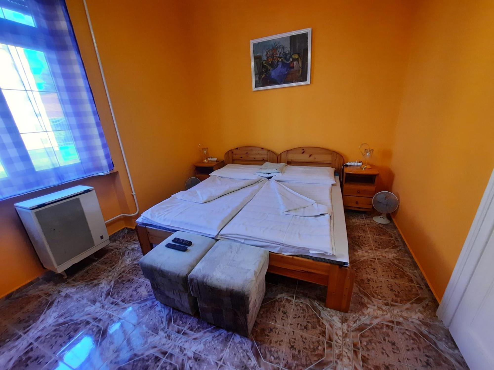 Gloria Apartman Gyula Exteriör bild